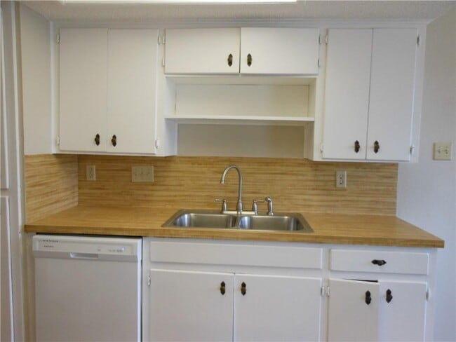 Building Photo - 602 Garden Path Dr