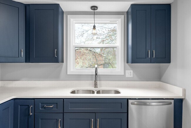 Building Photo - Newly Renovated 3 Bedroom Pet Friendly Hom...