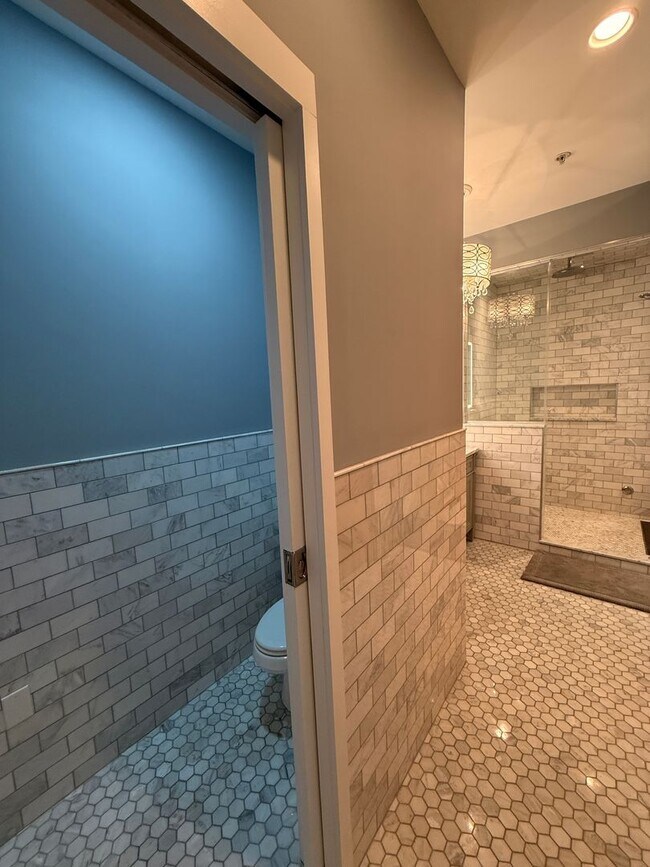 Building Photo - Fully Furnished!! Ready NOW! Sleek & Modern