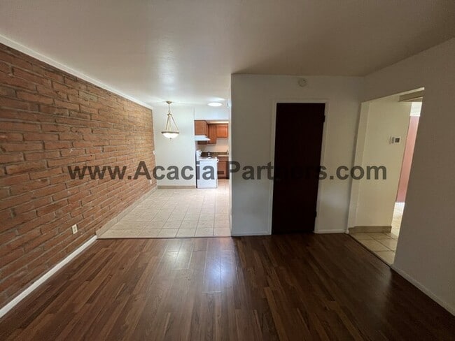 Building Photo - 2BD 2BA Duplex in Sam Hughes