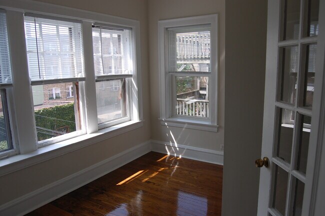 SUNROOM/OFFICE - 2011 W Fargo Ave
