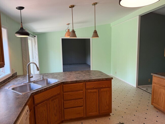 Building Photo - 3-bedroom 2 bath house in Springfield!