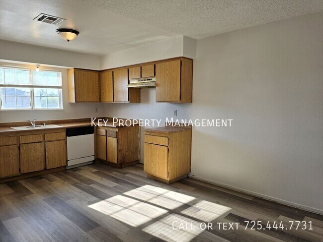 Building Photo - OPEN 3 BEDROOM/ 2 BATH CONDO