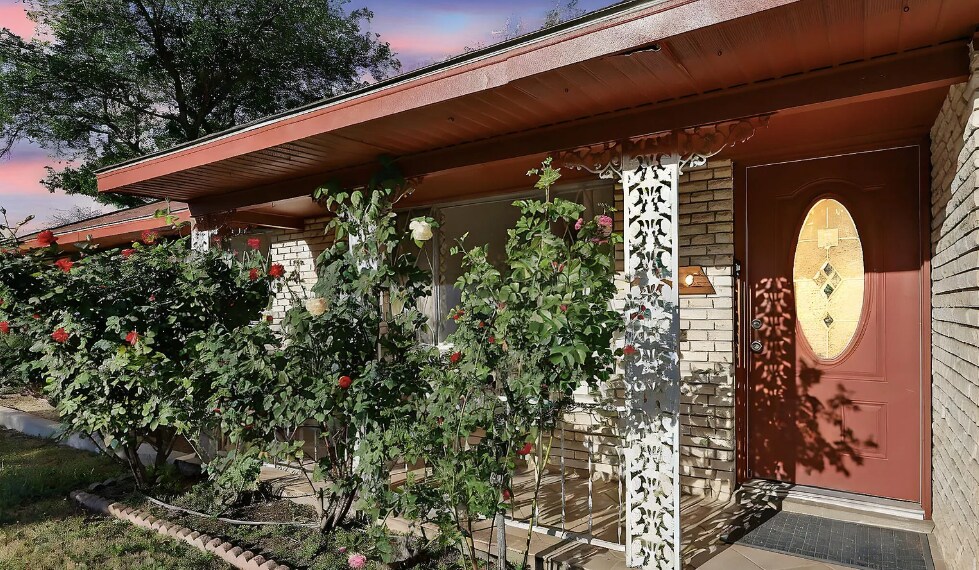 Building Photo - 2110 Thomas Dr