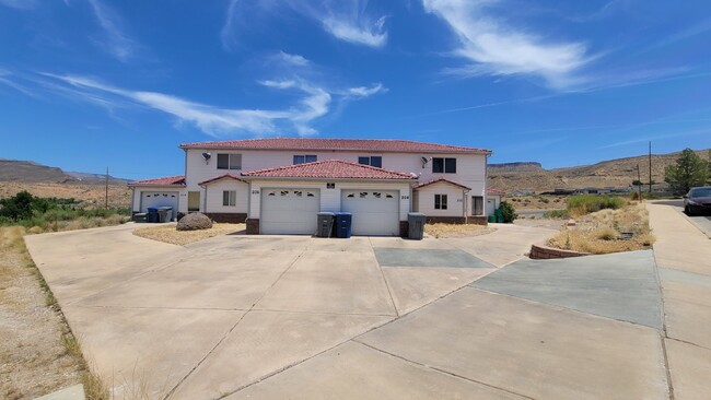Building Photo - 3 Bed 2 Bath Townhome for Rent
