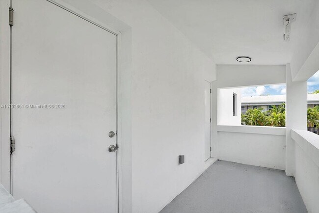 Building Photo - 1814 NW 2nd Ct