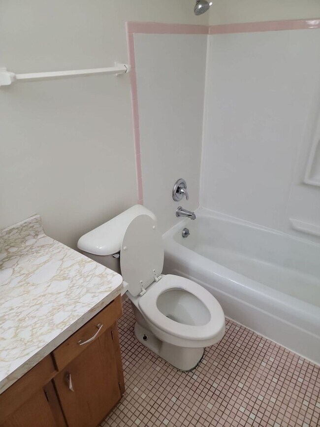 Interior Photo - 1920 Lathrop Ave. (16 Unit)