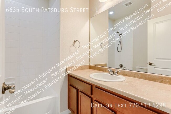 Building Photo - Beautiful Beacon Point Townhome