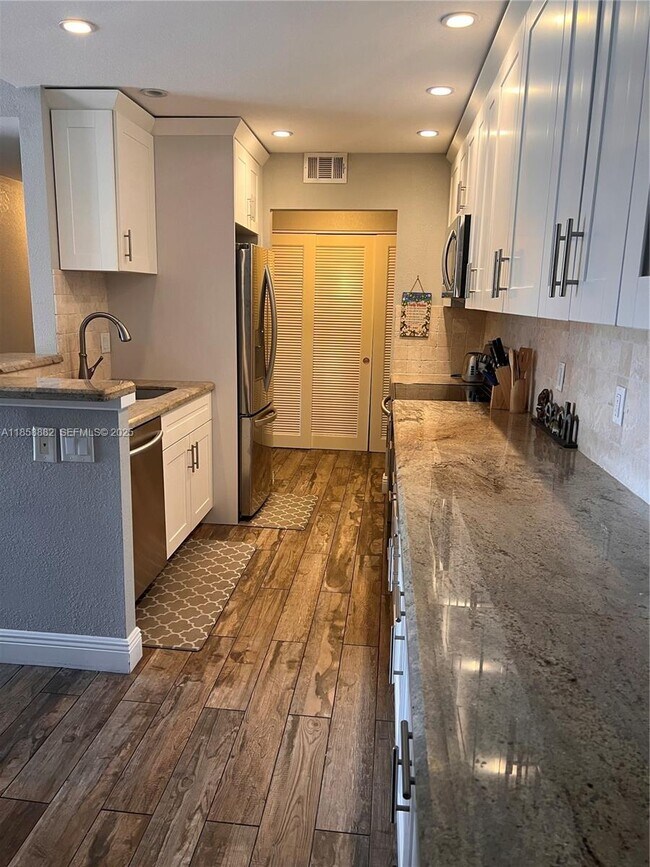 Building Photo - 400 N Riverside Dr