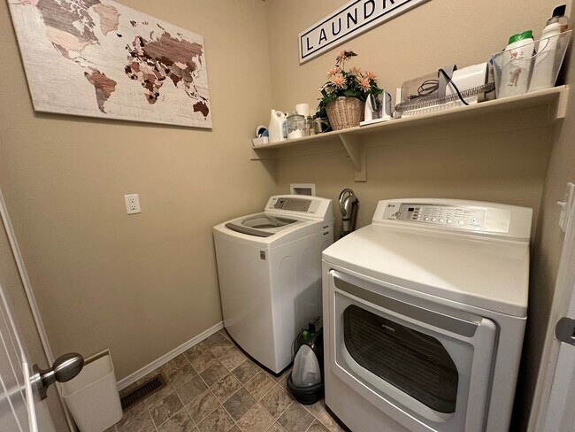 Building Photo - 2 Bed 3 Bath Townhouse with  2 Car Attache...