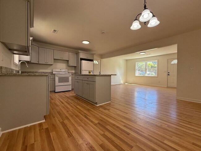 Building Photo - 3 bed/2 bath rental in Norwood