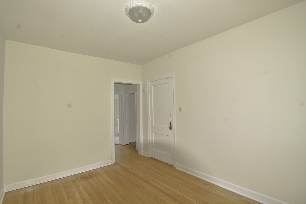 Building Photo - 820 W Waveland Ave