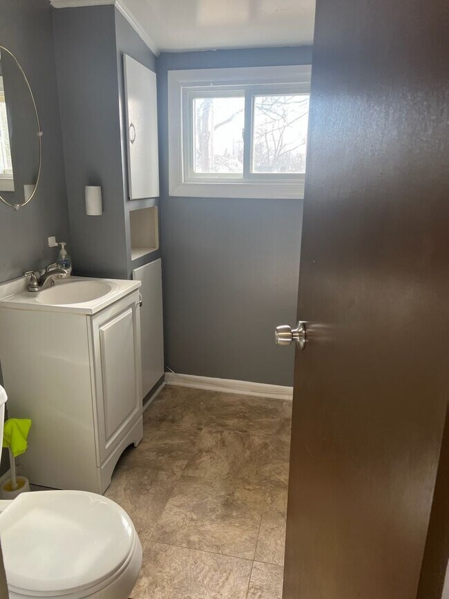 Building Photo - Charming Updated Cape Cod with several amenities!