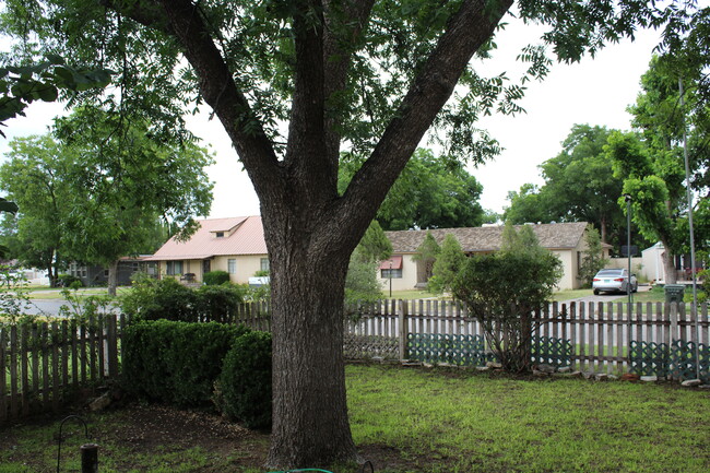 Building Photo - 921 N Halagueno St