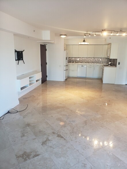 Living room - 500 W Harbor Dr