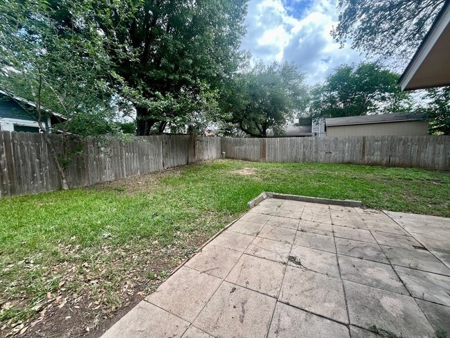 Building Photo - 3/2/2 Single Story Hidden Gem ~ Conveniently Located to RAFB, SAMMC & shopping ~ Move in Ready!