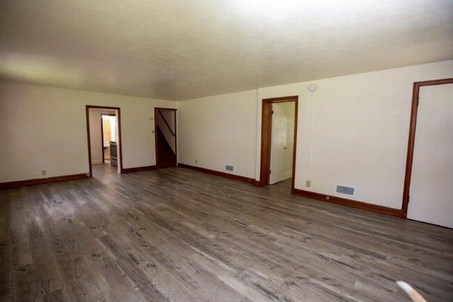 Building Photo - 207 Private Room for Rent!