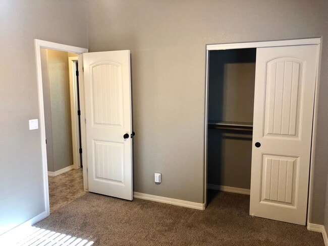 Building Photo - Spacious 4 Bedroom in Southern Vista Estates!