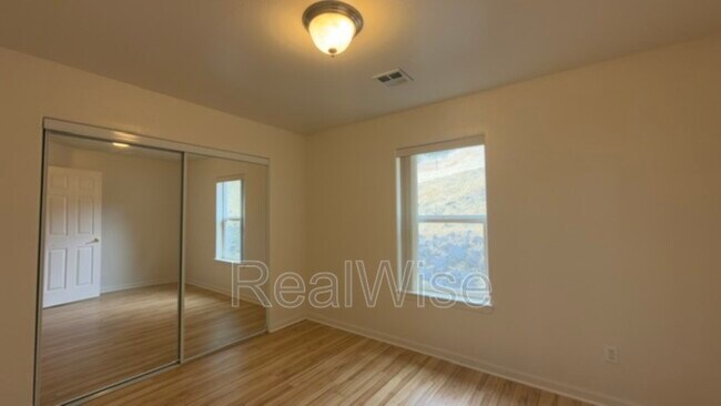 Building Photo - 1384 NE Ridge Ave