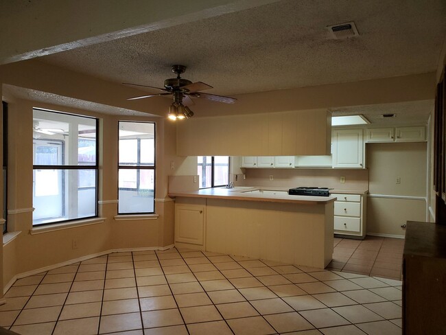 Building Photo - 4200 Pyracantha Dr