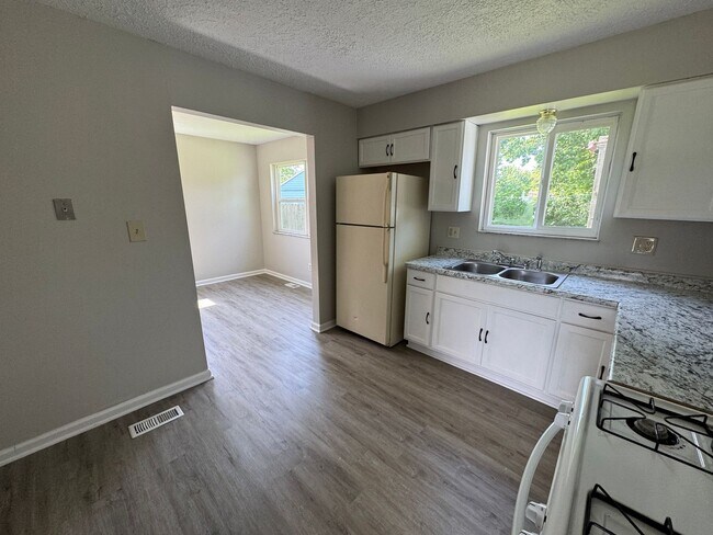 Building Photo - Far Eastside Large 3 Bedroom 1.5 Bath