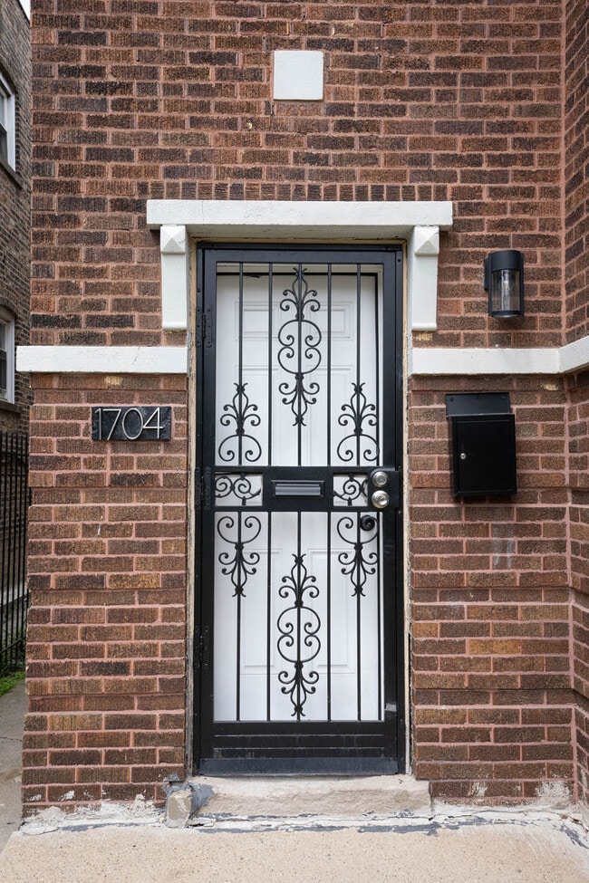 Building Photo - 1704 N Mayfield Ave