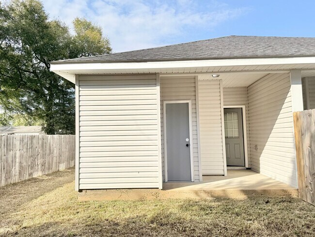 Building Photo - Modern 2-Bedroom Duplex