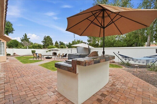 Building Photo - 1909 E Coral Tree Dr