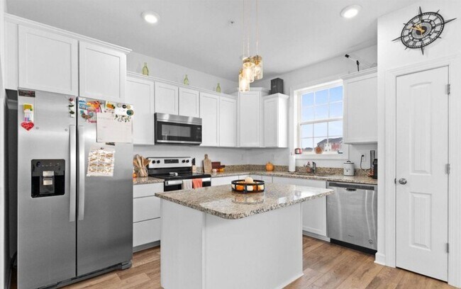 Building Photo - Dallastown Schools! Beautiful 3 Bedroom, 2.5 Bath Townhome.