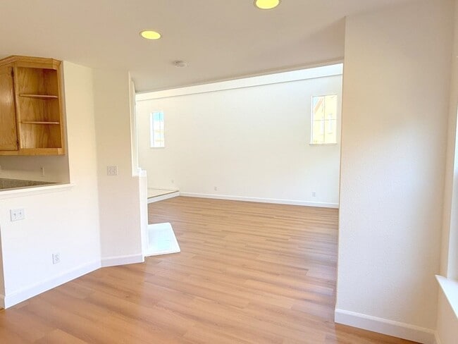 Building Photo - BEAUTIFUL BRIDGES END TOWNHSE, NEAR PARKS, GOLF COURSE, COYOTE CREEK ELEMENTARY !