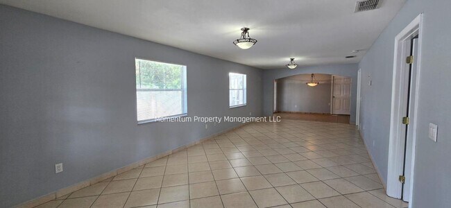 Building Photo - Spacious 3-Bedroom, 2-Bath Home with Covered Screened Porch & Large Kitchen in Tampa