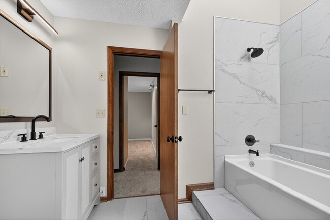 Building Photo - 4 Bedroom Near Butler University!