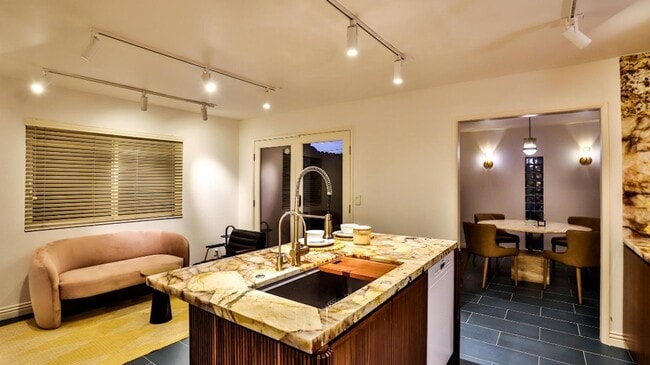 Building Photo - Downtown HB Furnished One-Month to Mid-Term Rental