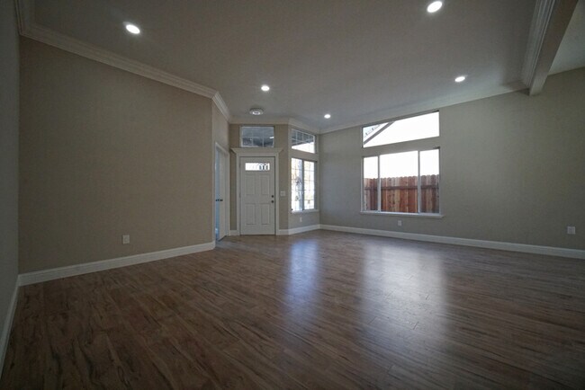 Building Photo - Beautifully remodeled 4 bedroom, 2 bathroo...