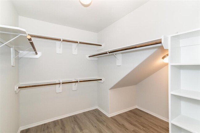 Building Photo - 8602 Middleton Oaks Cir