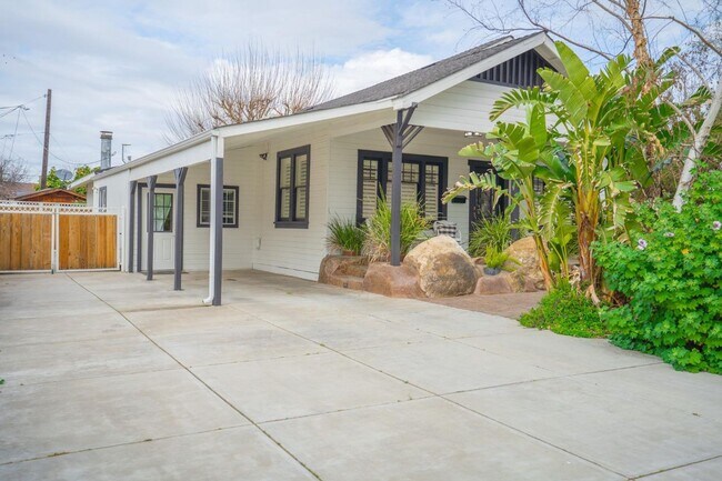 Building Photo - Beautiful Southside Los Banos Rental
