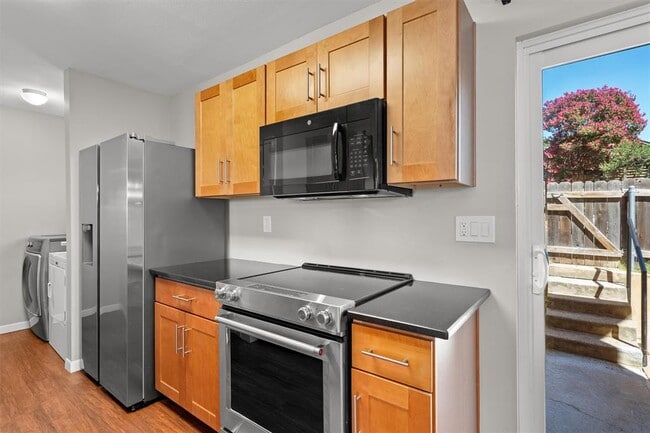 Building Photo - 1015 E Yager Ln