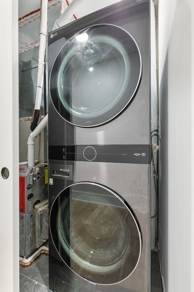 Building Photo - 7729 N Eastlake Ter