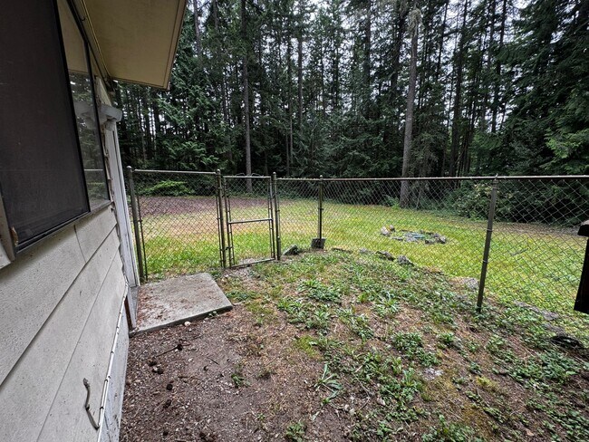 Building Photo - Silverdale Split-Level Home with Bonus Are...