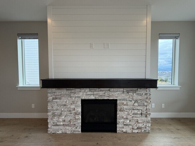 Building Photo - 12425 SW Silvertip St