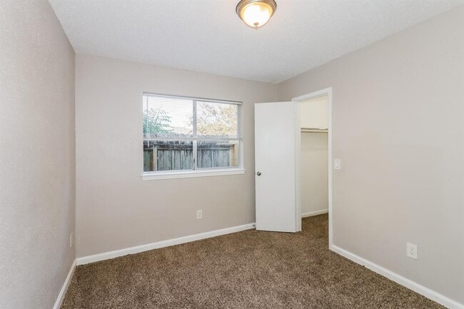 Building Photo - 18115 Brooknoll Dr