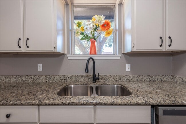 Building Photo - 502 Bellmar Ln