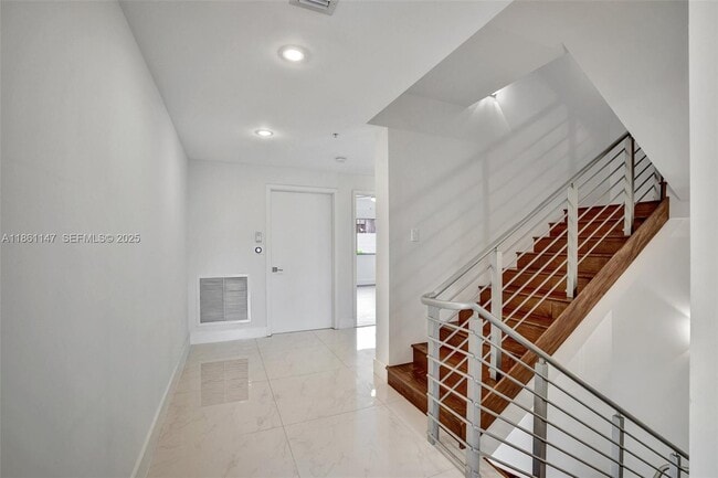 Building Photo - 164 SE 4th Terrace