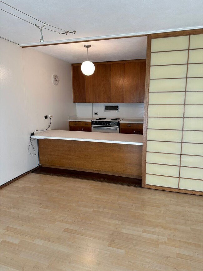 Building Photo - Queen Emma Gardens