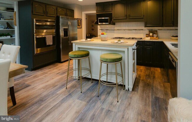 Building Photo - 15841 York Rd