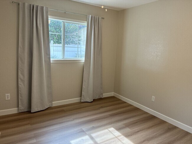 Building Photo - 3 Bedrooms with big backyard-CALL FOR OUR MOVE IN SPECIAL