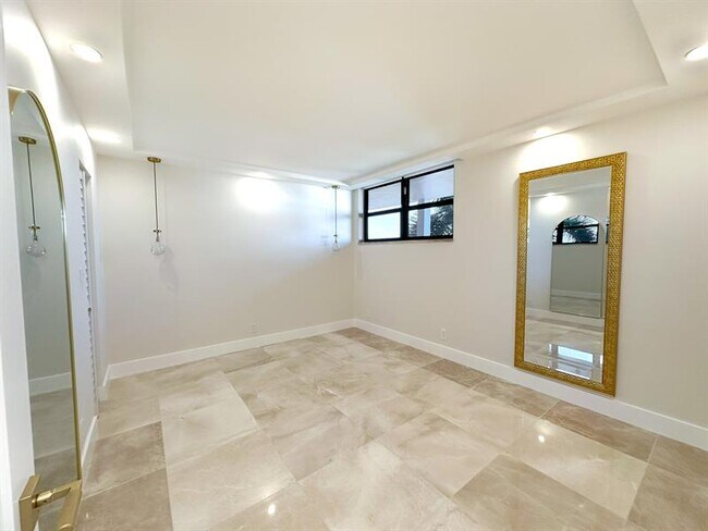 Building Photo - 4800 Bayview Dr