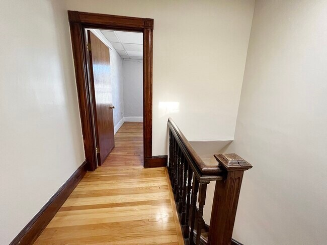 Building Photo - 196 Falcon St