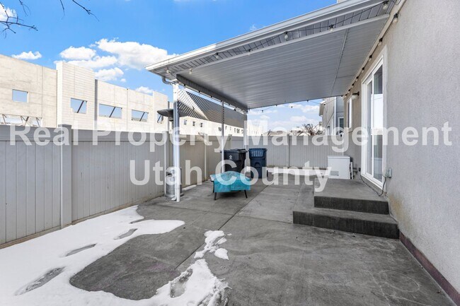 Building Photo - Pleasant Grove Townhome