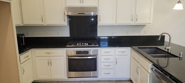 Building Photo - Adorable 3 bedroom 2.5 bath home in West S...